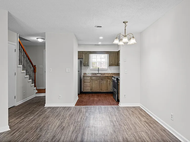 105 Greenland Ct — Photo 5