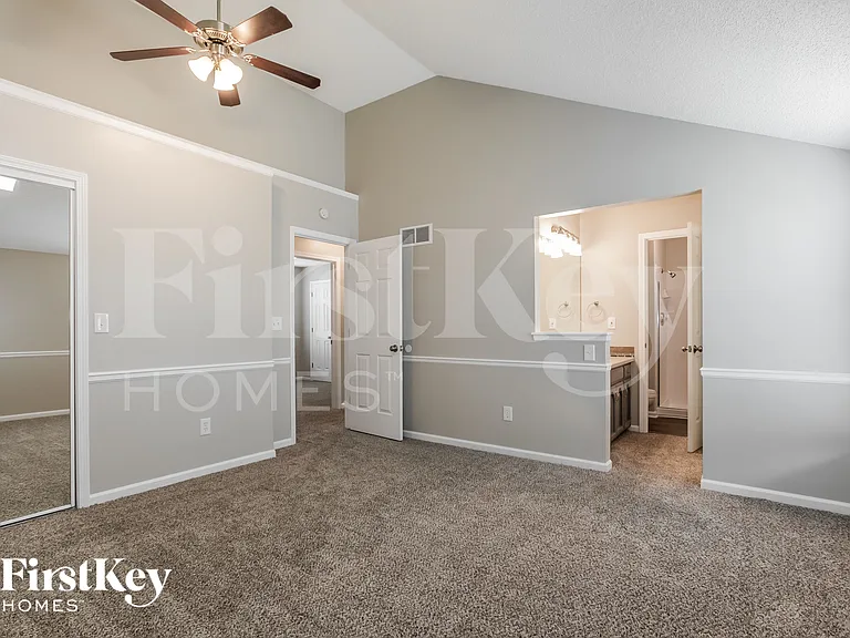 1529 NE Auburn Dr — Photo 10