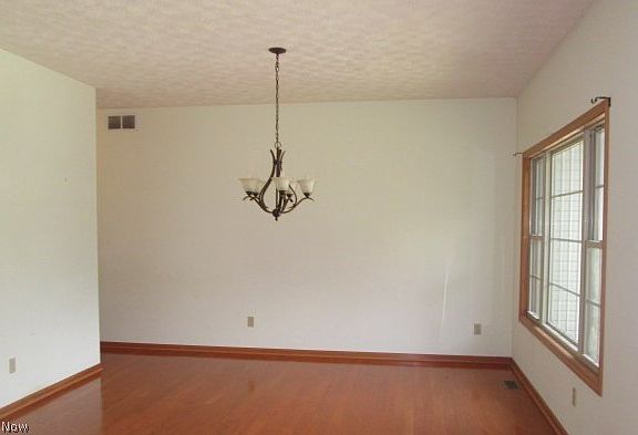 5th image of 3025 Oak Street Ext