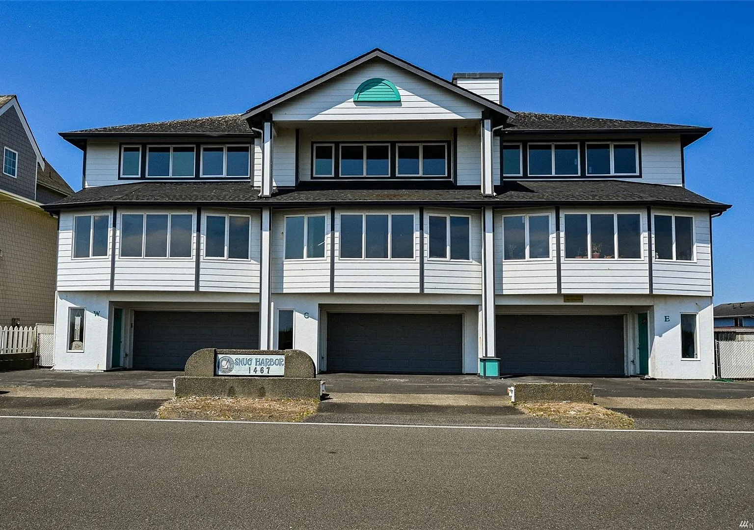 3 BR, 2.5 BA Large Townhouse with Bonus Living Room — Photo 2