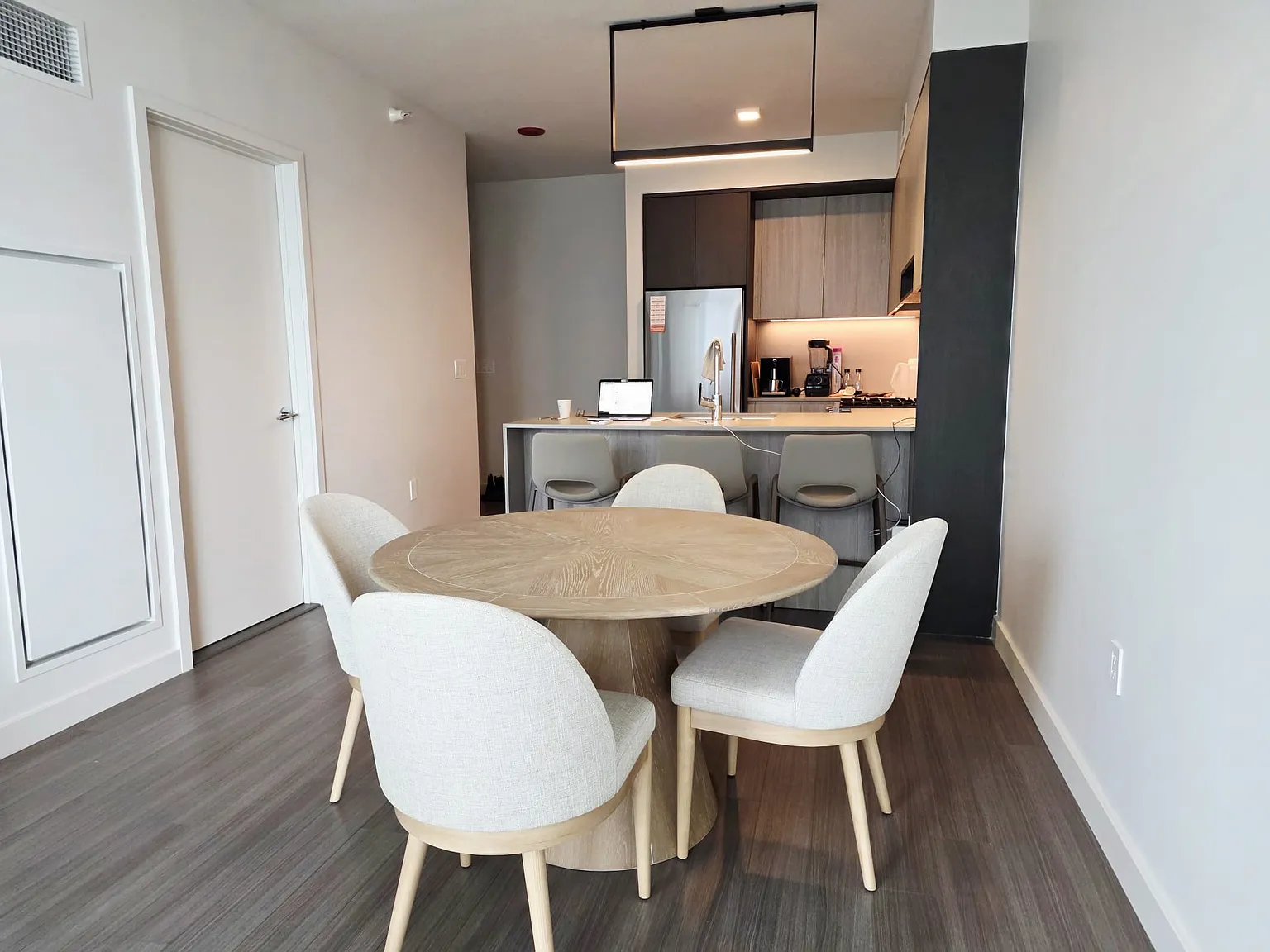 1 bed, 685 sqft, $3,270 — Photo 2