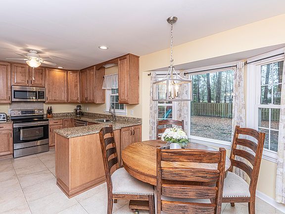 4th image of 115 Queensbury Cir