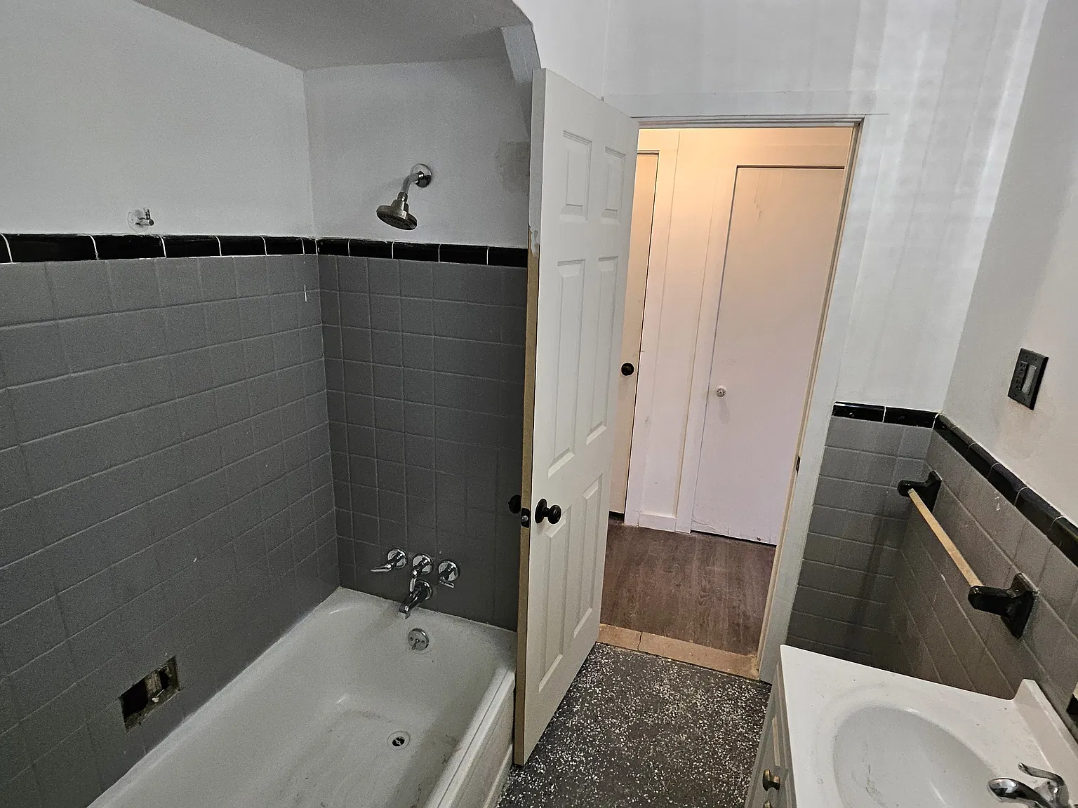 3 bed, 939 sqft, $1,300 — Photo 3