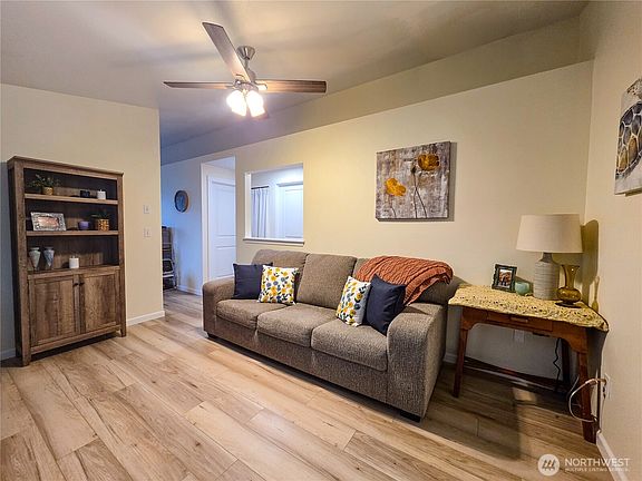 4th image of 4409 148th Street NE