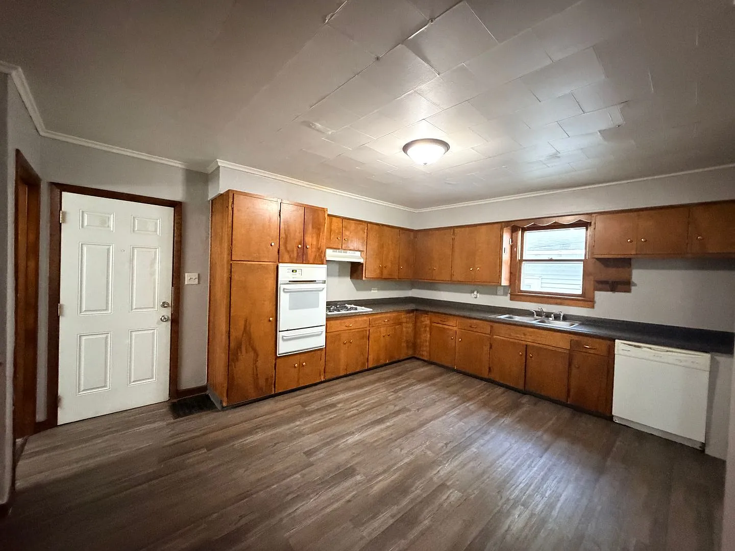 Come check out this spacious 3-bedroom, 1-bathroom home in Moline! — Photo 3