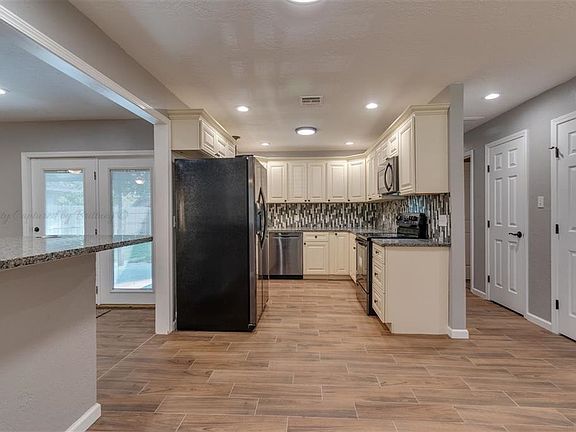 2nd image of 309 NW Parkwood Ln