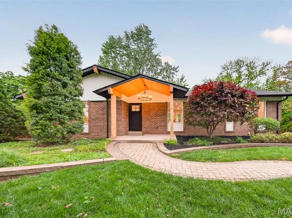 1115 Grand Prix Dr, Saint Charles, MO 63303