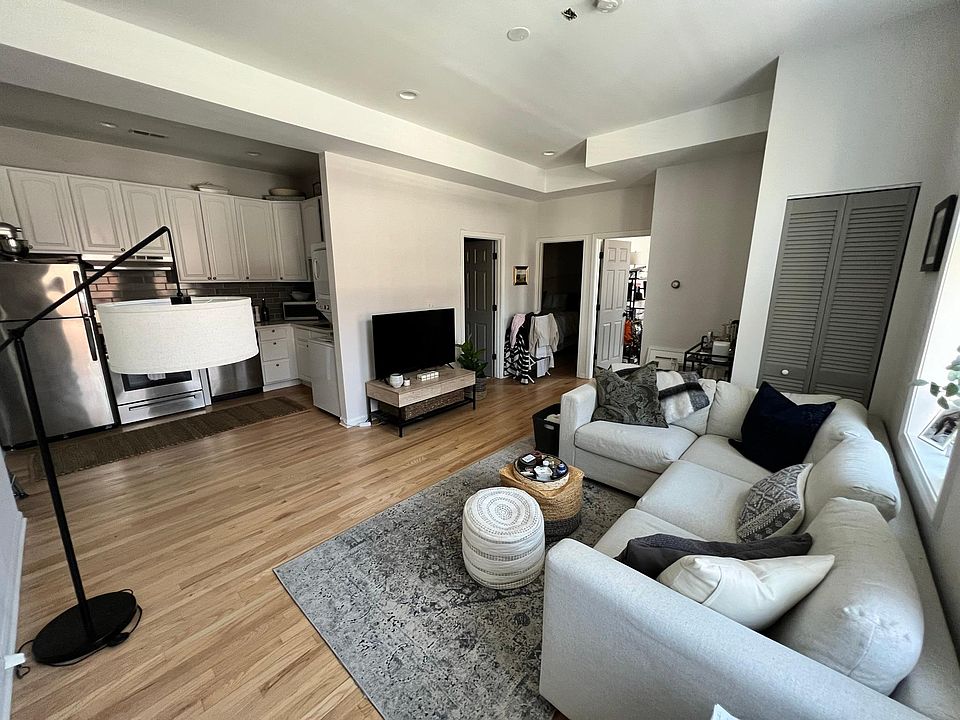 1st image of 1325 W Wrightwood Ave APT 2R