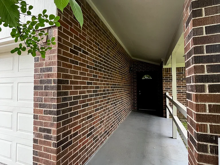 1802 Laura Ln — Photo 2