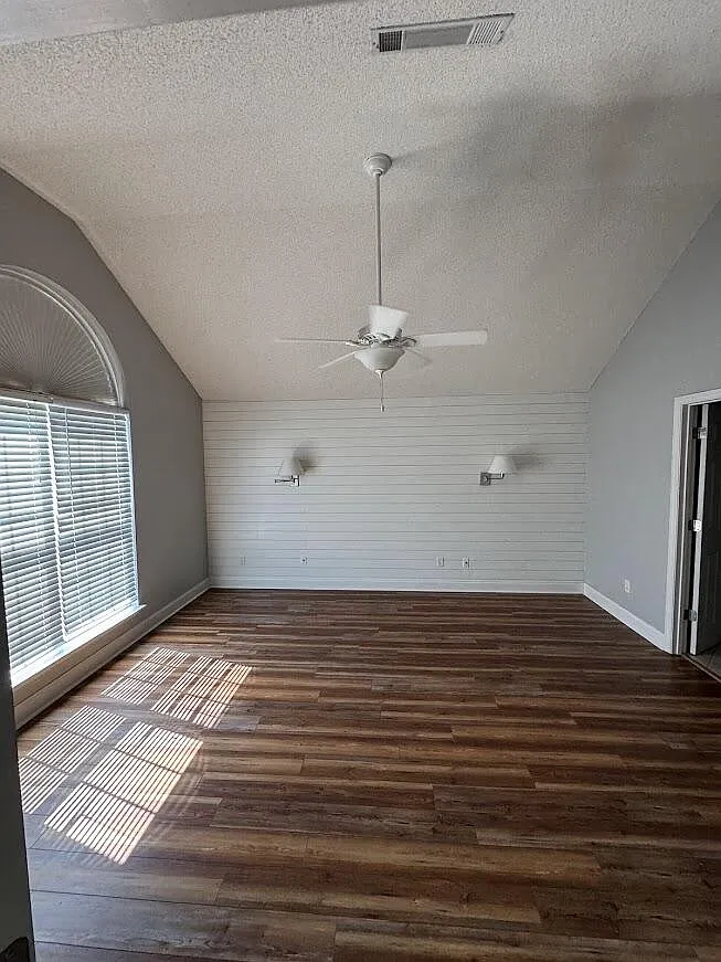 3 bed, 2.0 bath, 1472 sqft, $1,950 — Photo 3