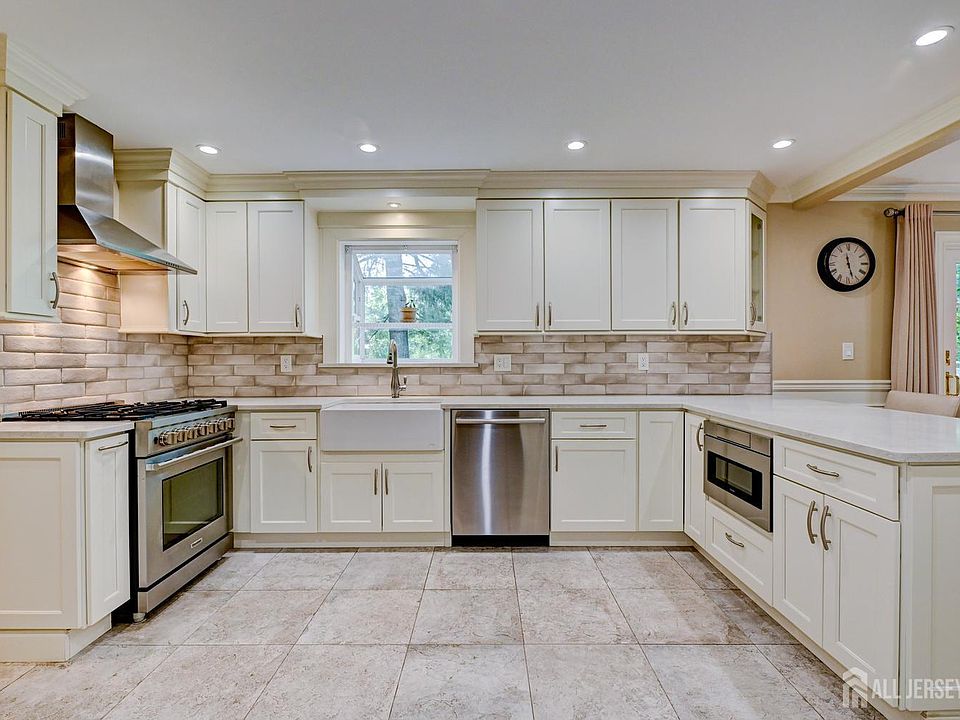 1st image of 410 Stony Brook Dr