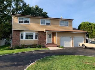 8 Christopher Ct, Deer Park, NY 11729