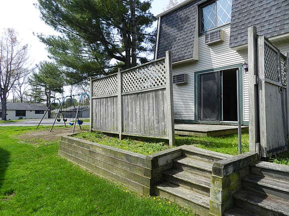 Steps off deck to yard