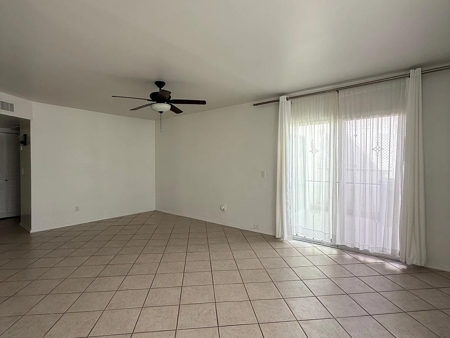 600 E River Rd — Photo 3