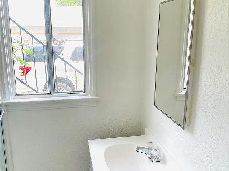 5752 Vineland Ave — Photo 15