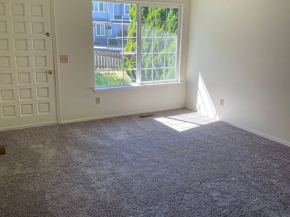 4th image of 6109 E Portland Ave