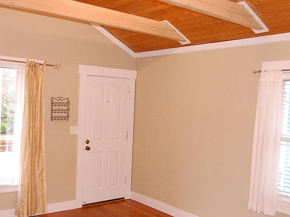 Living Room/Front Door. (Re-Painted to kitchen color paint in 2024)