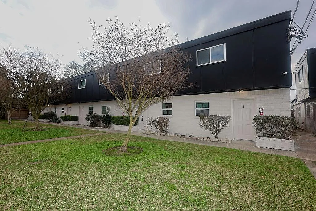 2 bed, 1.5 bath, 8320 sqft, $1,450 — Photo 1