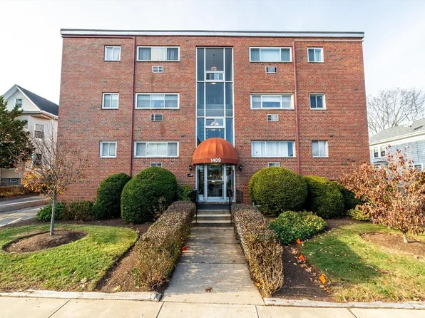1409 River St APT 38, Hyde Park, MA 02136