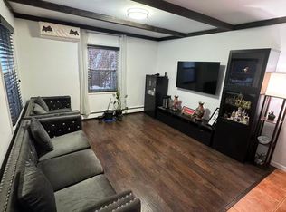 17 Cove Ln, Levittown, NY 11756