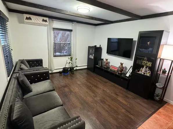 17 Cove Ln, Levittown, NY 11756