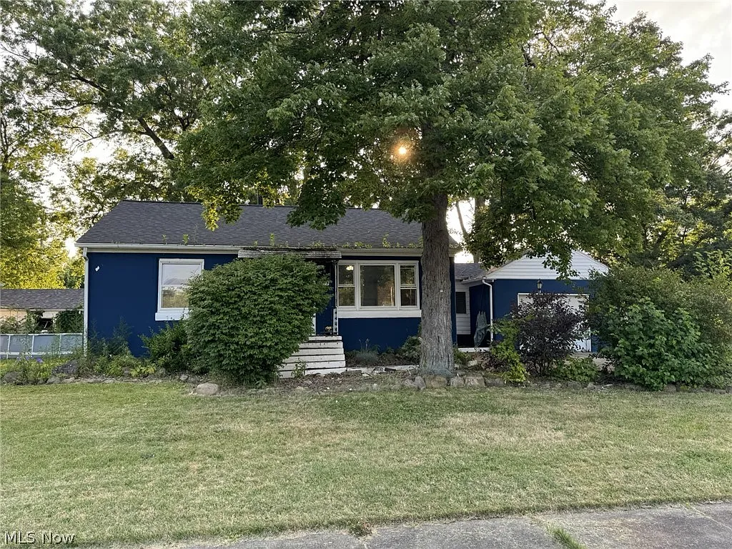 1379 Maxwell Ave NW photo 1