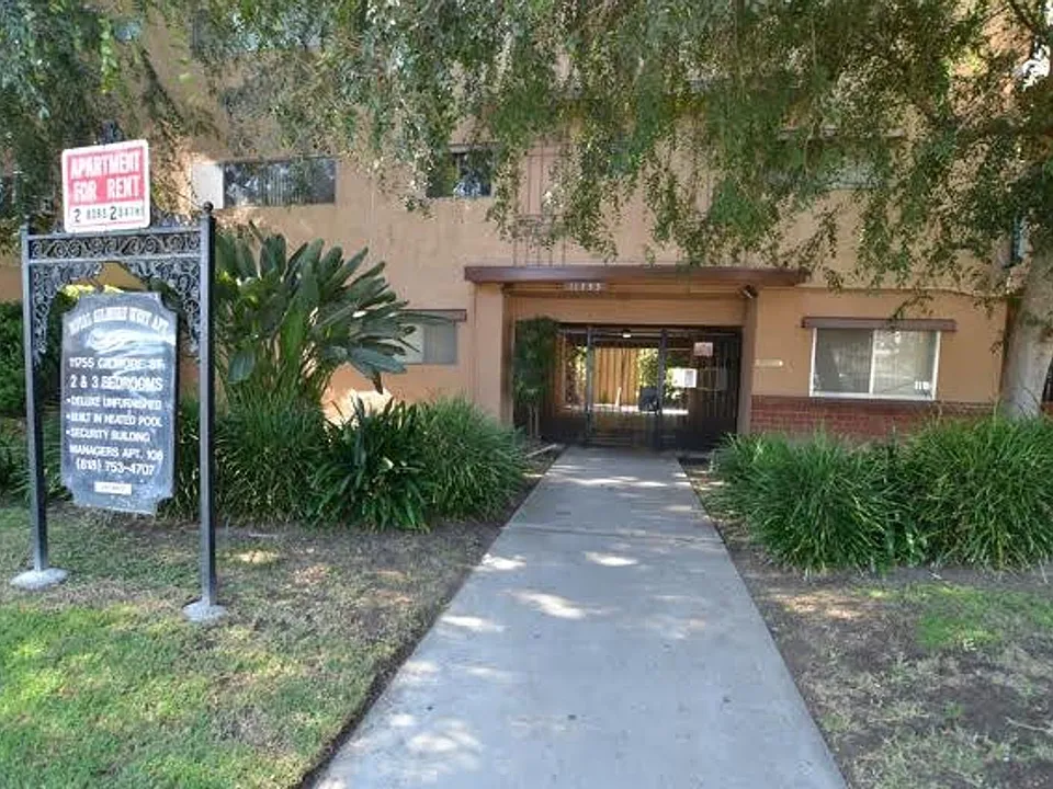 Gilmore Apts.. Beautiful Newly Remodeled Apartments...CALL NOW!
