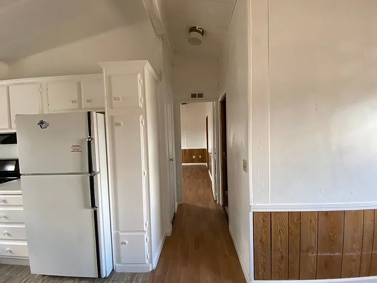 911 N Barney St — Photo 11