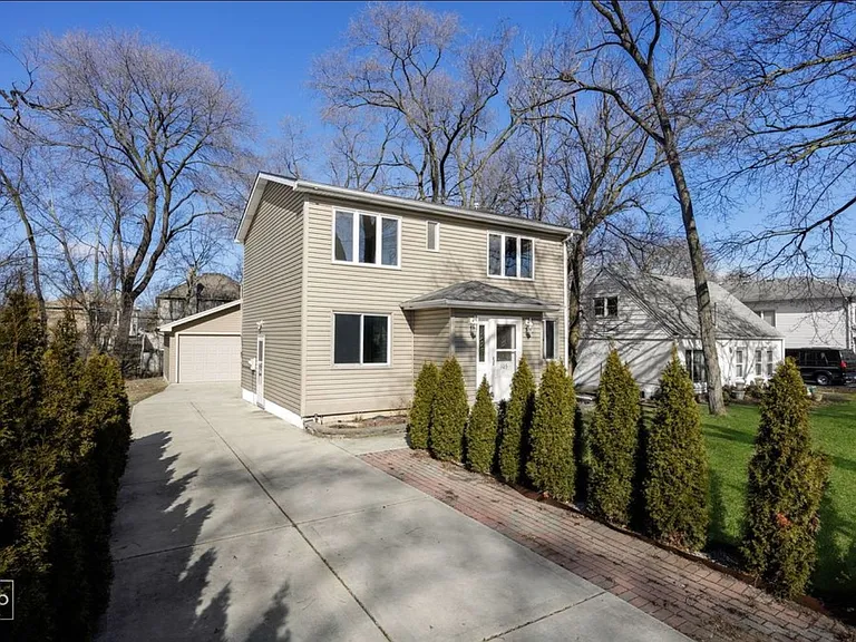 105 E Red Oak Ave — Photo 1