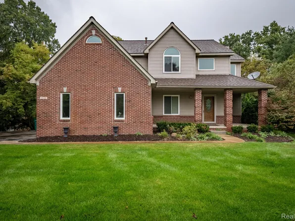 9528 Sunnywood Trl, South Lyon, MI 48178