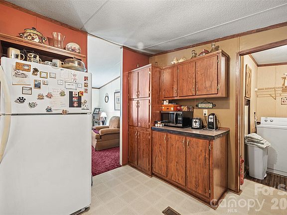 5th image of 323 Carlyle Rd