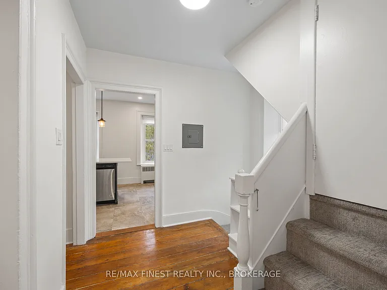 114 Yonge St — Photo 6