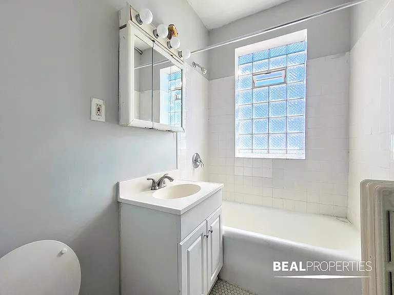 1050 West George St — Photo 15