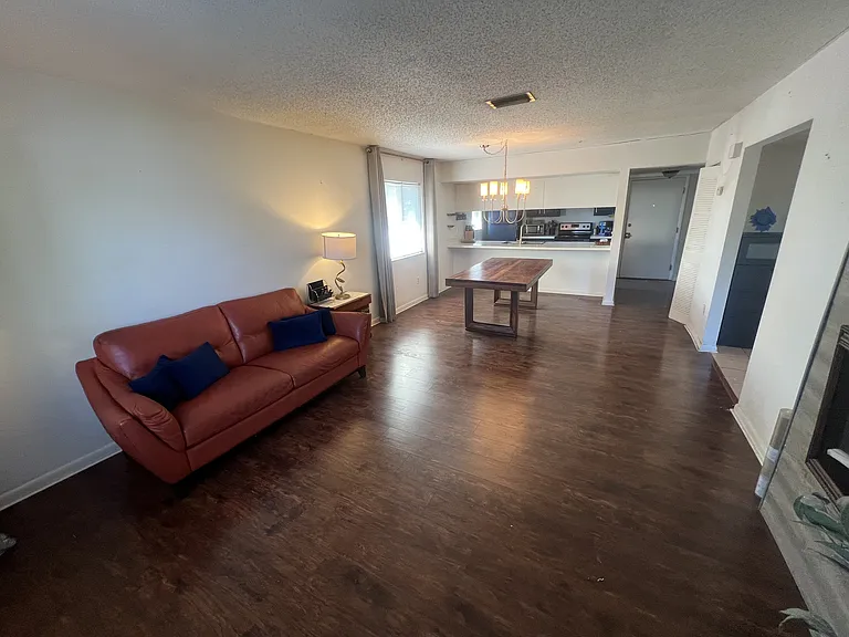 136 Country Club Dr #D — Photo 2