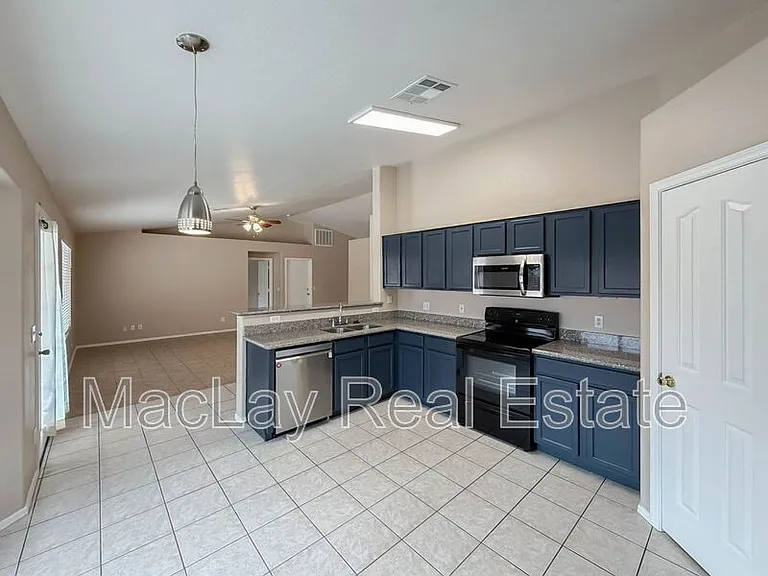 2863 E Oakland Ct — Photo 5