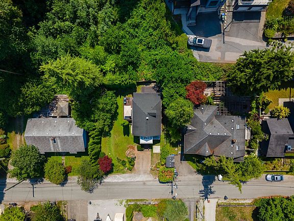 4th image of 2813 Jane St