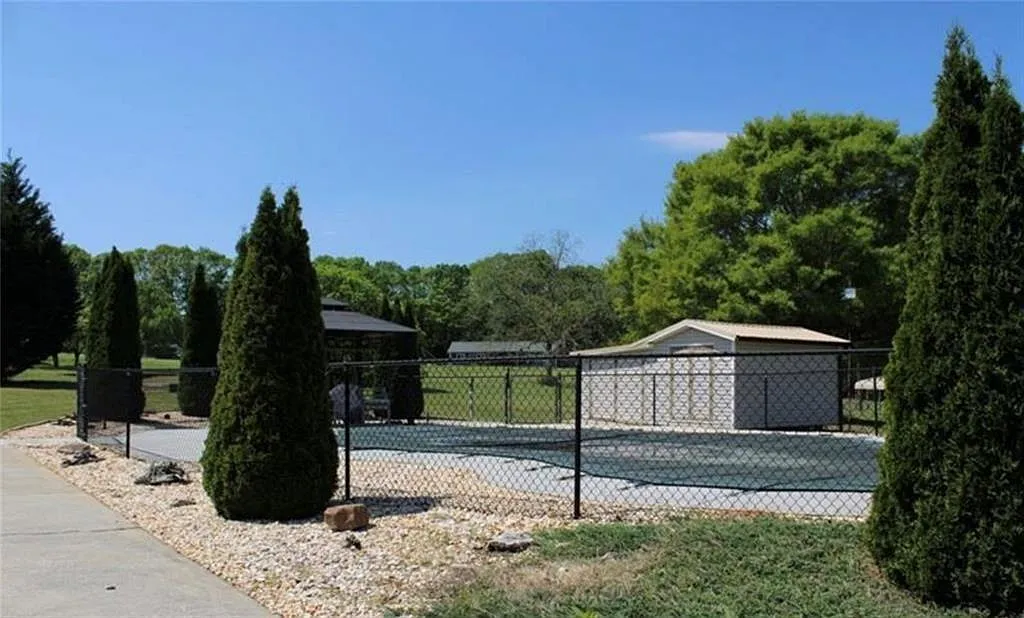 4 bed, 3.0 bath, 2600 sqft, $2,600 — Photo 4