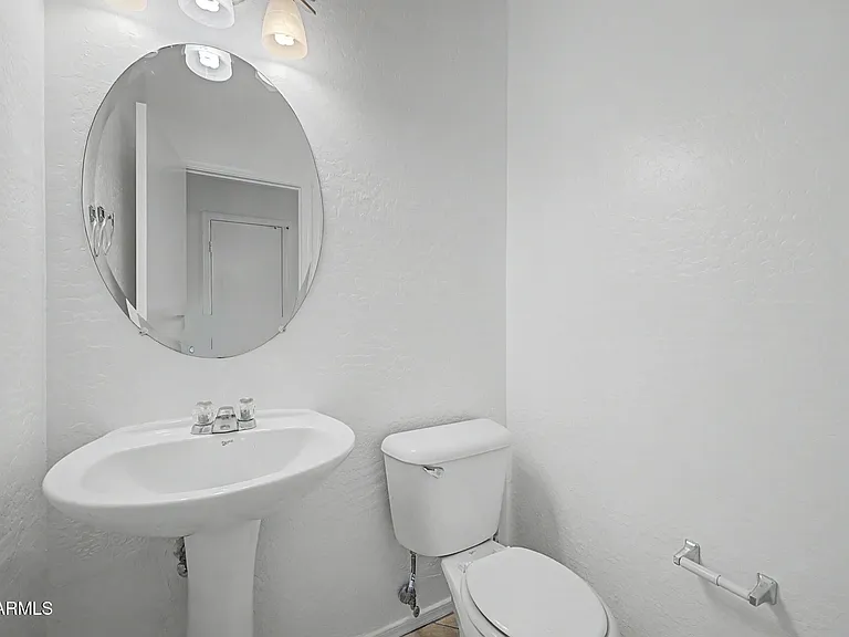 7027 W Lincoln St — Photo 11