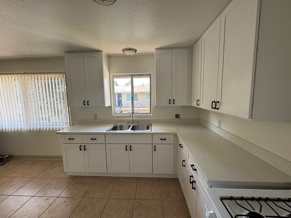 613 W Bellevue Dr
