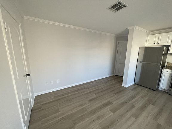 3rd image of 10943 Fruitland Dr