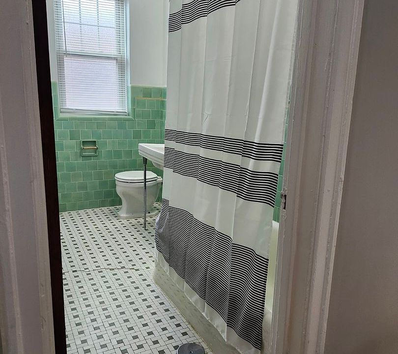 1st image of 1645 W Touhy Ave APT 3W