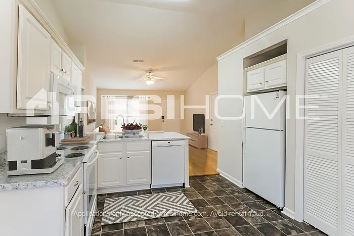 3 bed, 2.0 bath, 1123 sqft, $1,825 — Photo 2