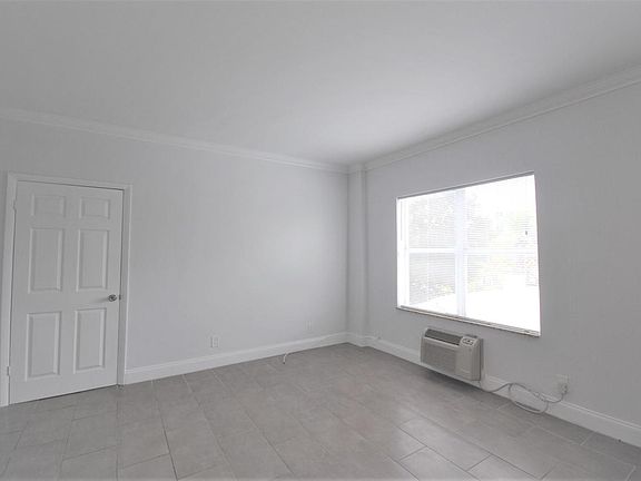 5th image of 437 NE 29th St APT 304