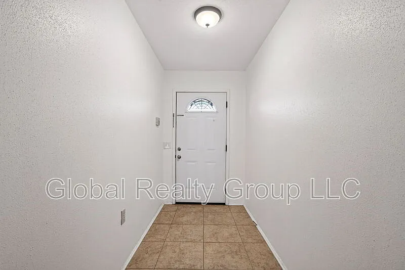 3 bed, 2.0 bath, 1243 sqft, $1,700 — Photo 3
