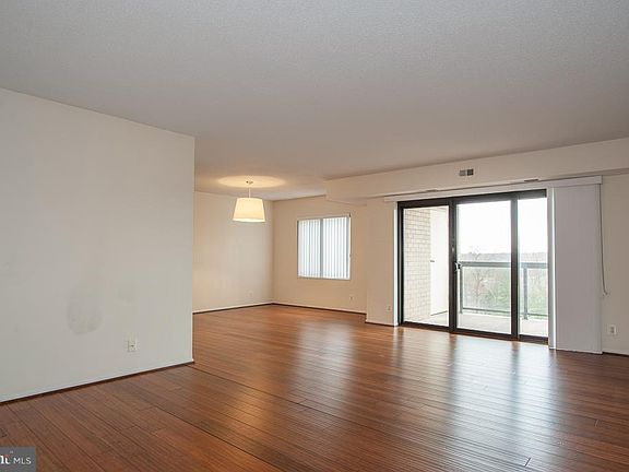 2nd image of 205 Yoakum Pkwy Unit 908