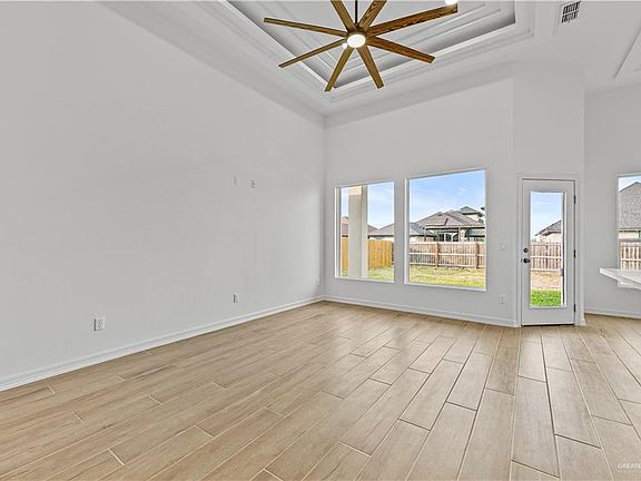 5th image of 2807 E Comal Rd