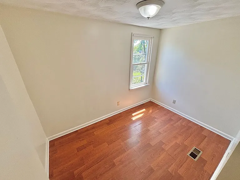 832-834 S Plymouth Ave S — Photo 9