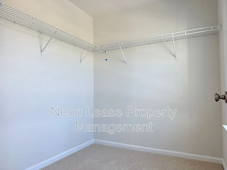 529 Colette St — Photo 13