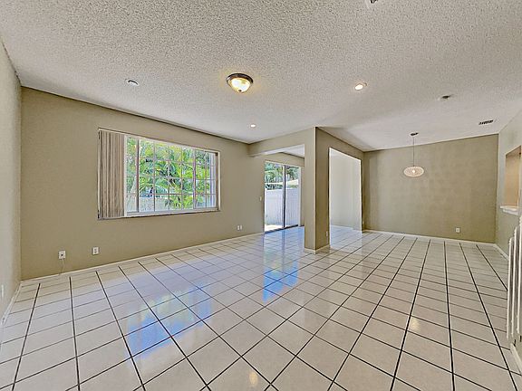 5th image of 2920 Port Royale Ln S