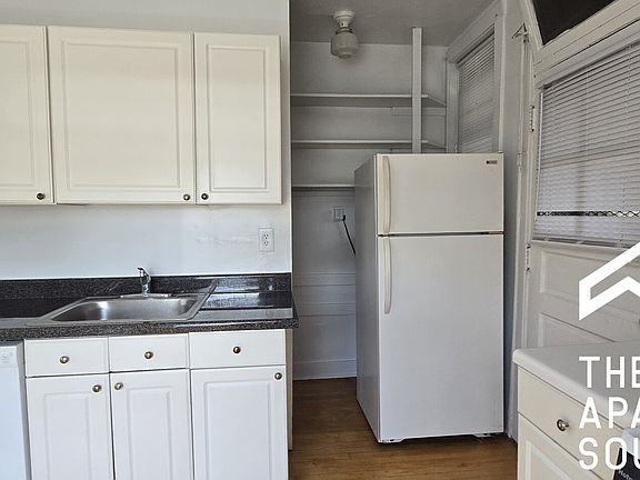 4th image of 4455 N Artesian Ave #3